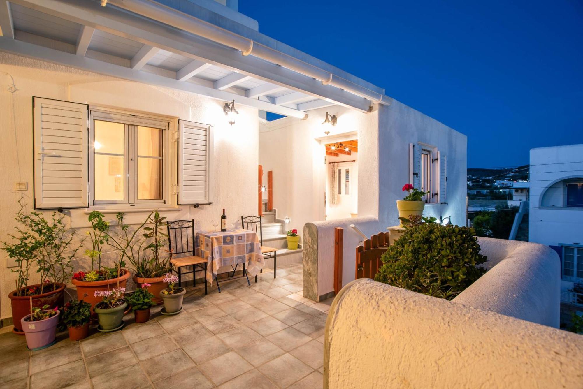 פארוס Kontaratos Studios & Apartments מראה חיצוני תמונה