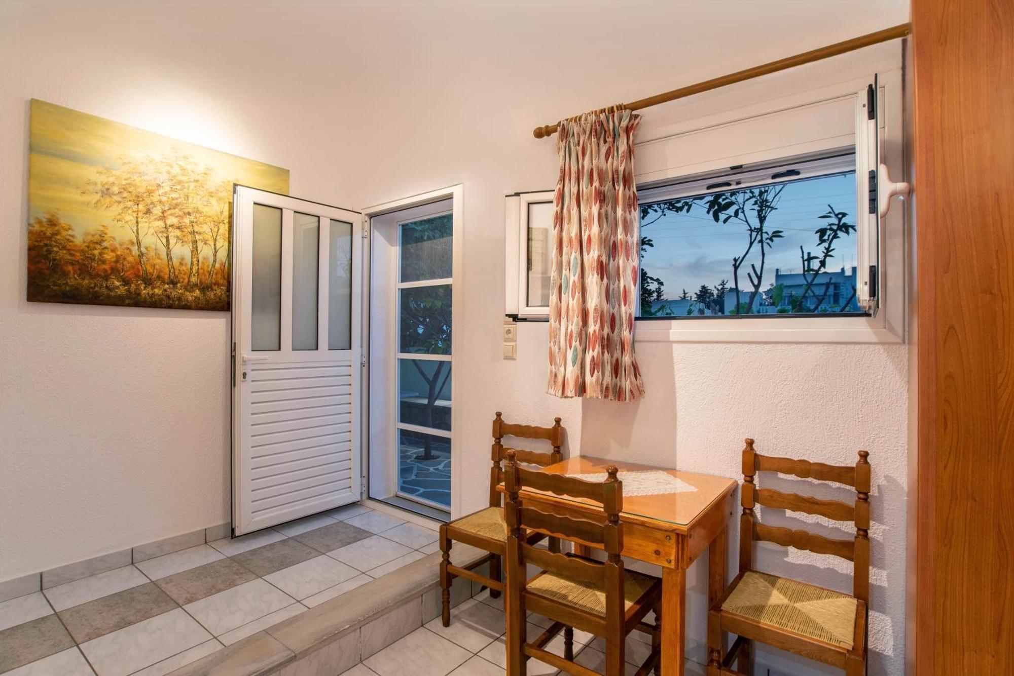 פארוס Kontaratos Studios & Apartments מראה חיצוני תמונה